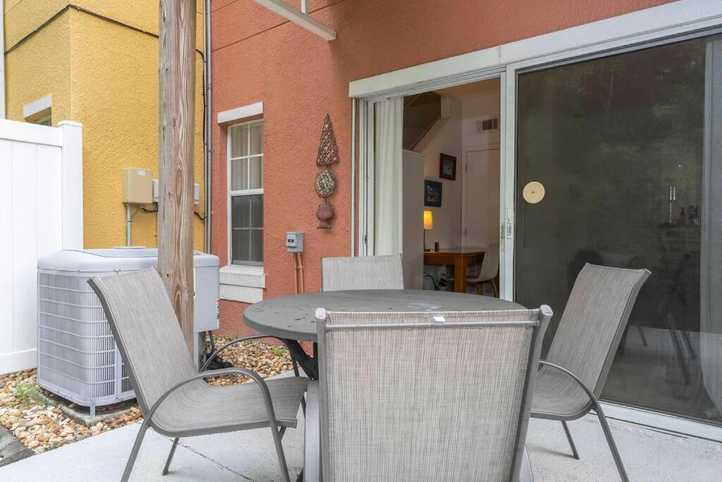 Casa de férias Cozy 3bed Townhome 8 Miles From 1123