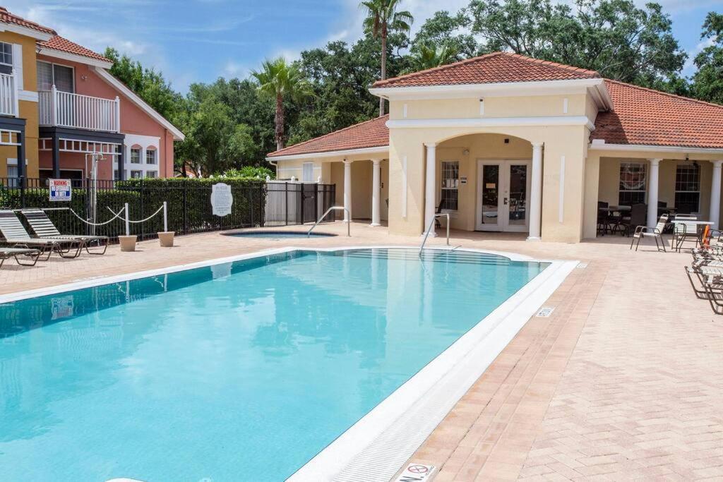 Casa de férias Cozy 3bed Townhome 8 Miles From 1123