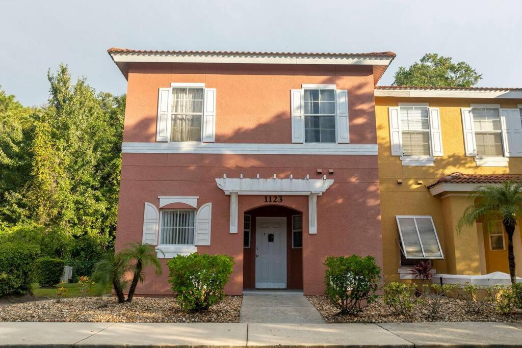 Casa de férias Cozy 3bed Townhome 8 Miles From 1123